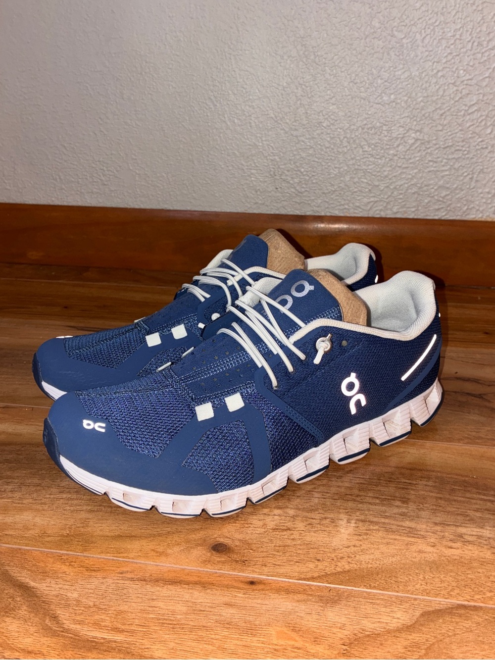 On Cloud 5 Women’s Athletic Running Shoe Sneakers, blue denim/ white- size 7.5